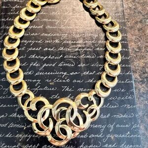 Gold tone 1980's Neck Lace